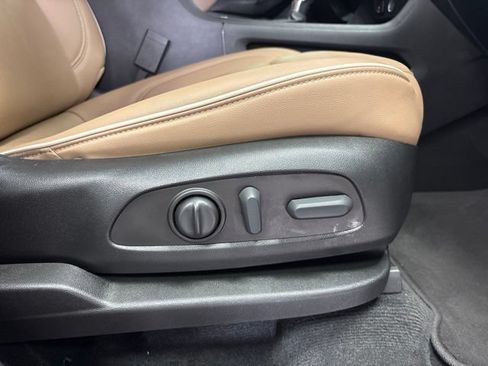 Used 2023 Chevrolet Traverse Premier FWD image 12