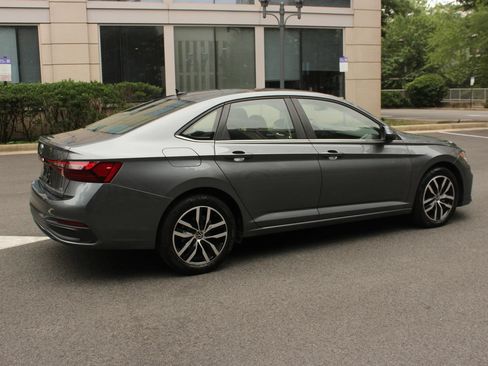 Used 2025 Volkswagen Jetta SE FWD image 7