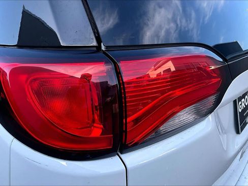 Used 2017 Chrysler Pacifica Touring-L FWD image 27