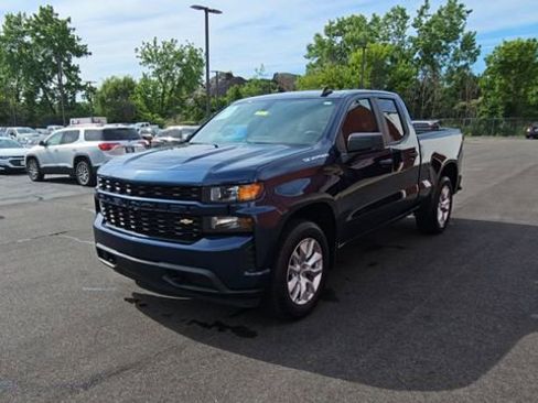 Used 2019 Chevrolet Silverado 1500 Custom w/ Custom Value Package AWD/4WD image 3