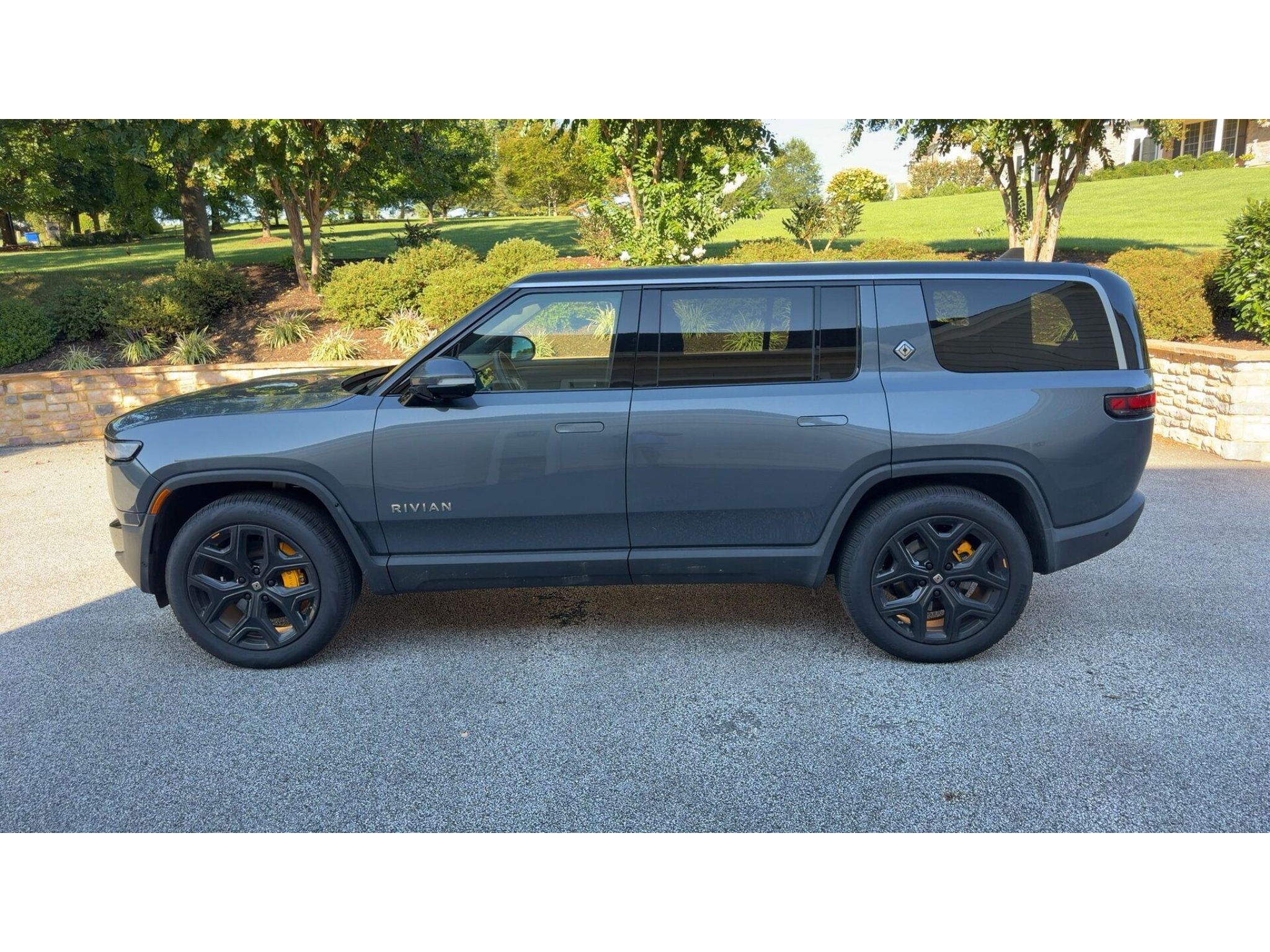 Used 2022 Rivian R1S Launch Edition Quad AWD/4WD image 2