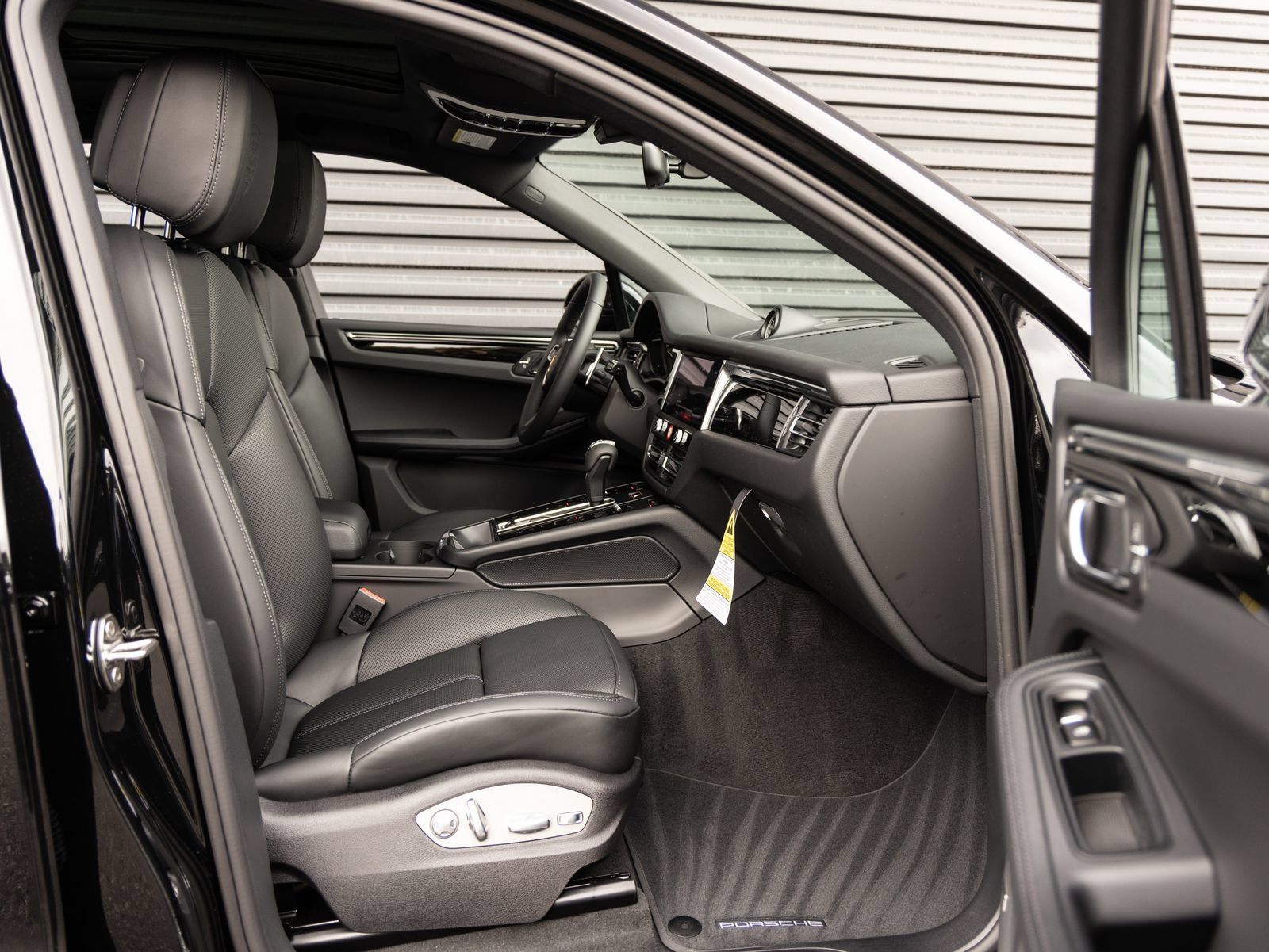Certified 2026 Porsche Macan AWD/4WD image 32