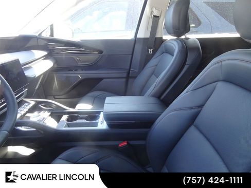 Used 2026 Lincoln Nautilus Premier AWD/4WD image 6