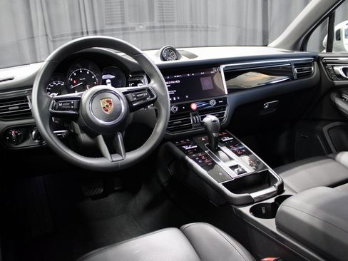 Used 2025 Porsche Macan image 4
