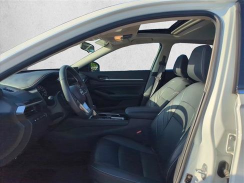 Used 2024 Nissan Altima 2.0 SR FWD image 17