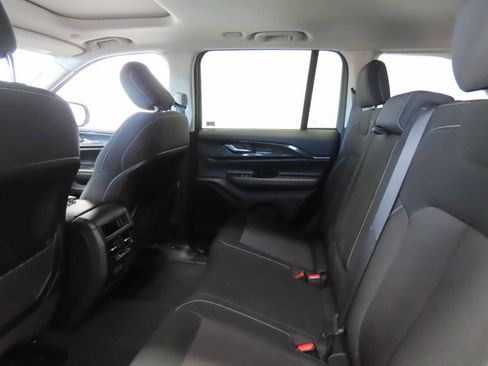 Used 2023 Jeep Grand Cherokee Laredo w/ Luxury Tech Group I RWD image 15