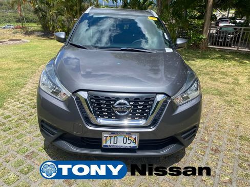 Used 2018 Nissan Kicks SV FWD image 2