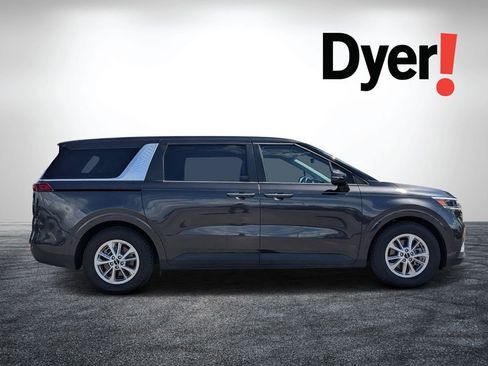 Used 2024 Kia Carnival LX FWD image 2
