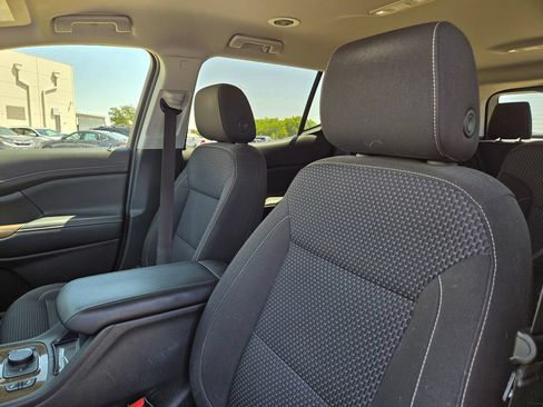 Used 2023 GMC Acadia SLE w/ Driver Convenience Package FWD image 7