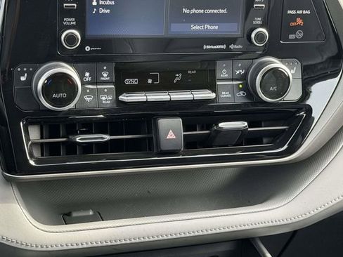 Used 2022 Toyota Highlander XLE AWD/4WD image 15