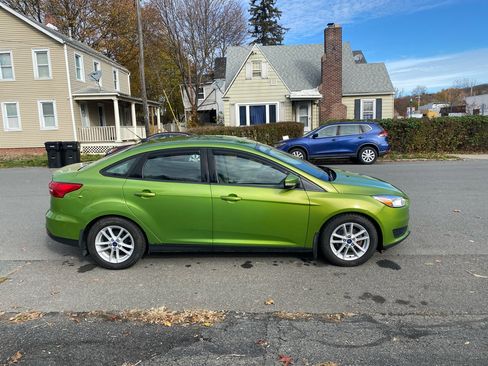 Used 2018 Ford Focus SE w/ Cold Weather Package image 4