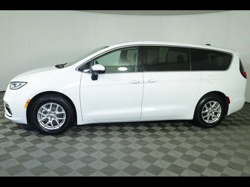 Used 2023 Chrysler Pacifica Touring-L FWD image 13