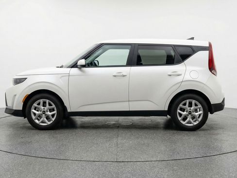 Used 2025 Kia Soul LX w/ LX Technology Package FWD image 5