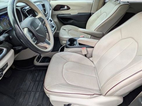 Used 2018 Chrysler Pacifica Limited w/ Advanced Safetytec Group FWD image 16