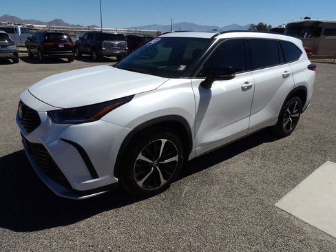 Used 2022 Toyota Highlander XSE FWD image 4