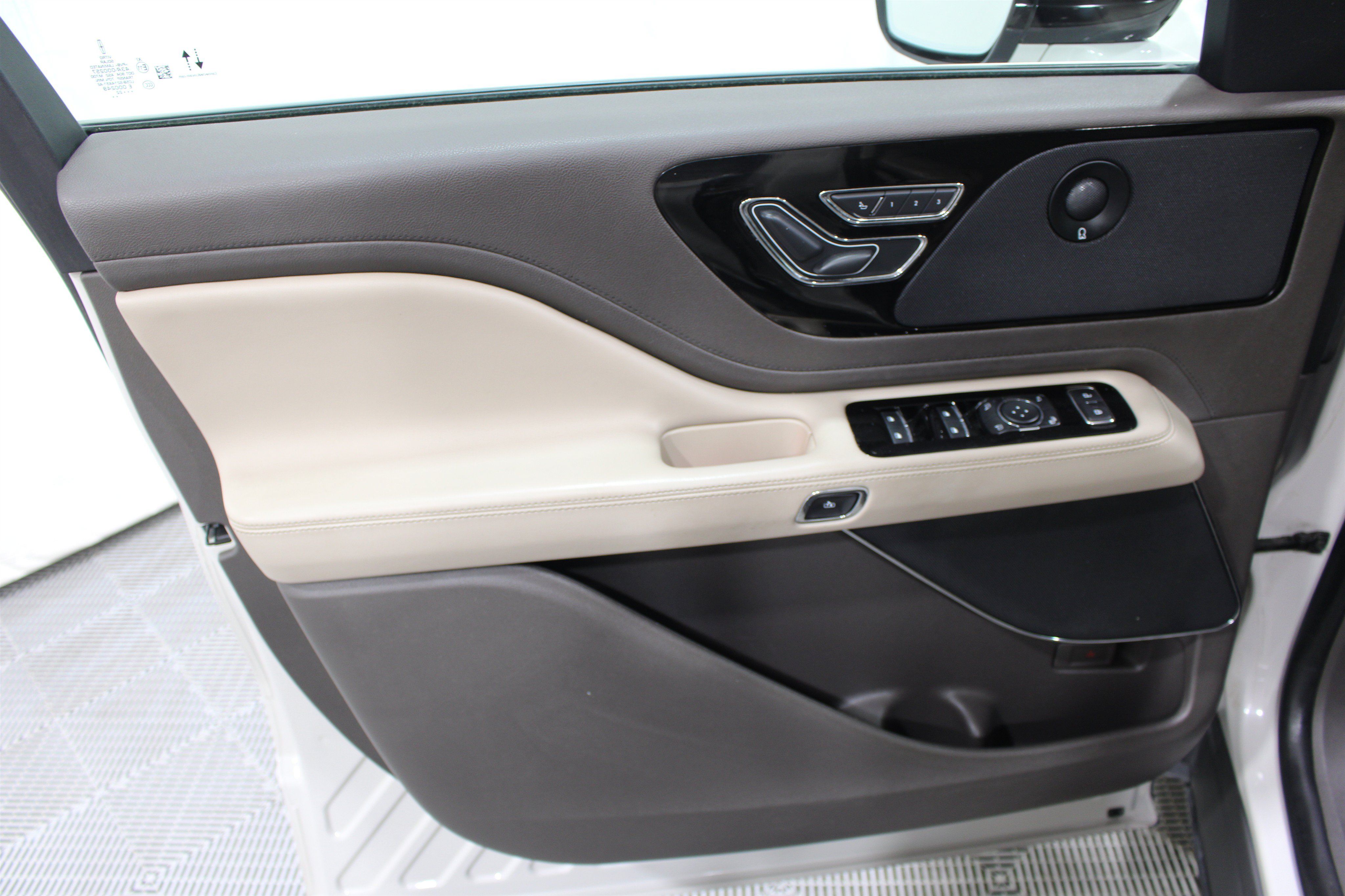 Used 2022 Lincoln Aviator Reserve w/ Elements Package Plus AWD/4WD image 5