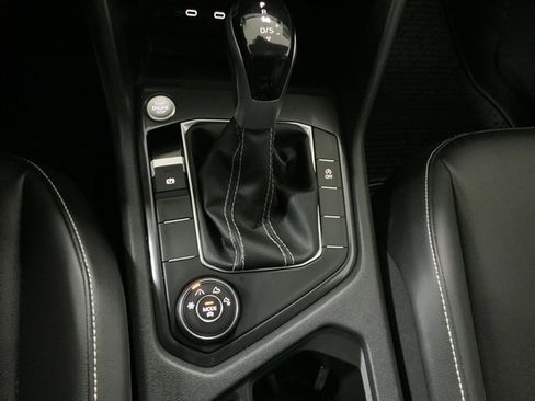 Used 2024 Volkswagen Tiguan SE w/ Panoramic Sunroof Package image 35