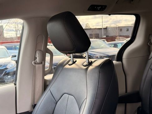 Used 2020 Chrysler Pacifica Touring-L image 25
