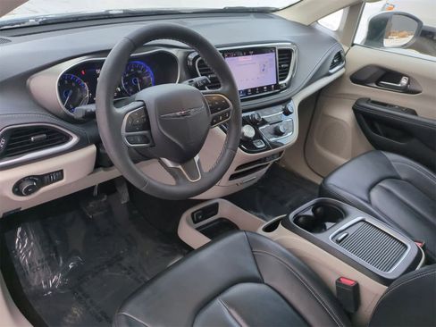 Used 2023 Chrysler Pacifica Touring-L image 10
