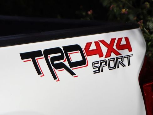Used 2017 Toyota Tacoma TRD Sport w/ Tow Package (A/T) AWD/4WD image 43
