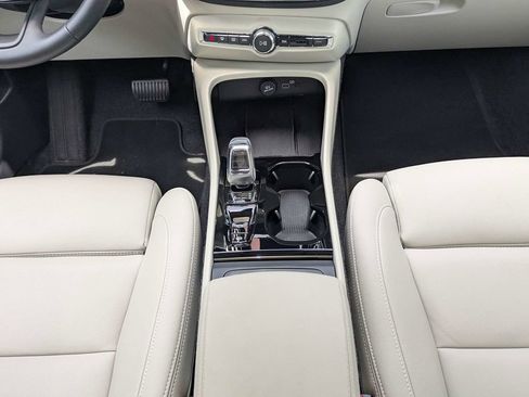 Certified 2026 Volvo XC40 B5 Plus AWD/4WD image 19