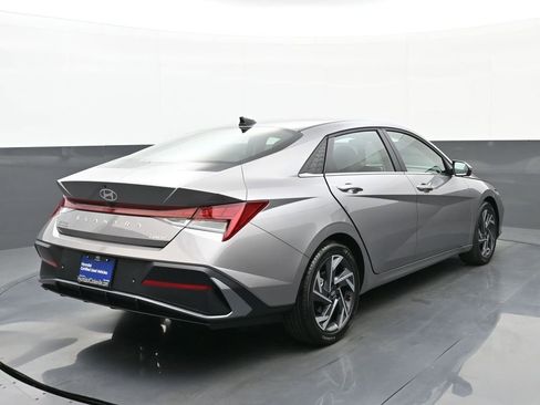 Certified 2024 Hyundai Elantra Limited FWD image 4