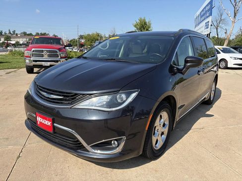 Used 2019 Chrysler Pacifica Touring-L FWD image 3