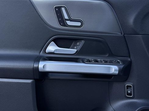 Used 2022 Mercedes-Benz EQB 300 4MATIC image 12