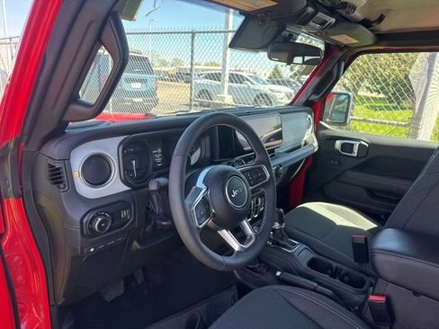 Used 2025 Jeep Wrangler Unlimited Sahara image 8