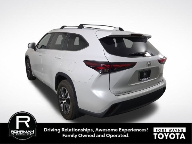 Used 2024 Toyota Highlander XLE AWD/4WD image 9