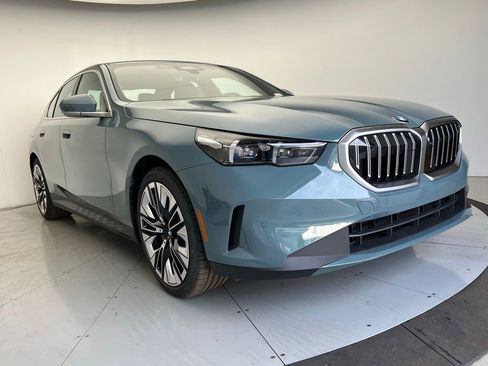 Used 2026 BMW 530i w/ Convenience Package RWD image 2