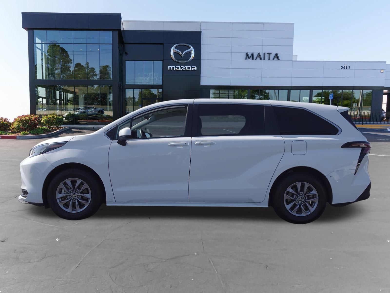 Used 2025 Toyota Sienna LE FWD image 6