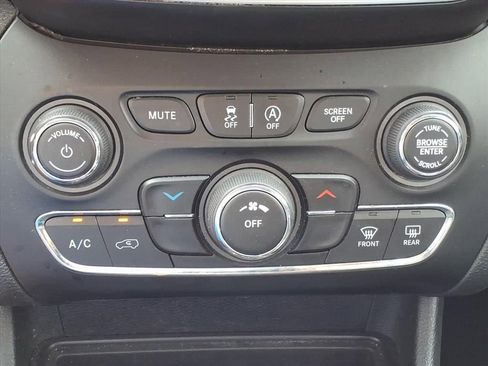 Used 2019 Jeep Cherokee Latitude Plus image 18