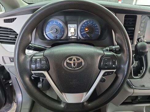 Used 2019 Toyota Sienna L w/ Carpet Mat Package image 18