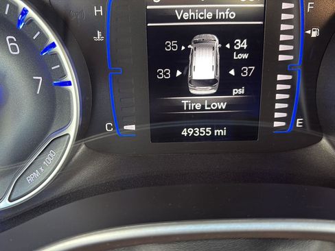 Used 2023 Chrysler Voyager LX image 24