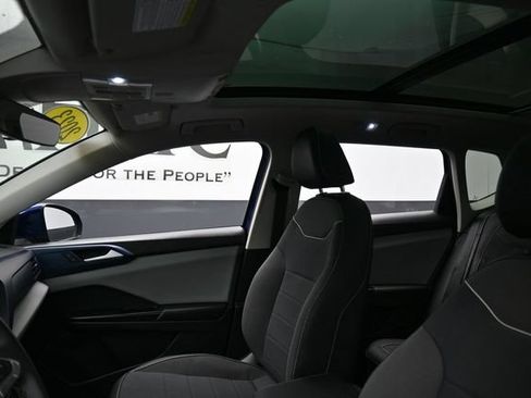 Used 2023 Volkswagen Taos SE w/ Panoramic Sunroof Package FWD image 18