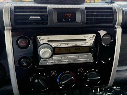 Used 2010 Toyota FJ Cruiser Sport Utility 2D image 29