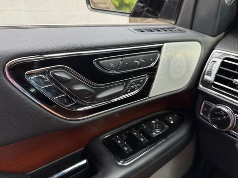 Used 2021 Lincoln Navigator Reserve w/ Luxury Package AWD/4WD image 24