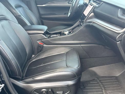 Used 2023 Jeep Grand Cherokee Limited w/ Black Appearance Package image 31