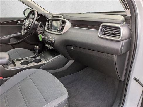 Used 2017 Kia Sorento LX w/ LX Convenience Package image 19