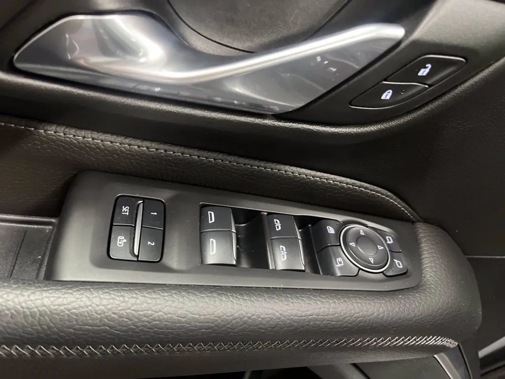 Used 2024 GMC Yukon XL Denali w/ Advanced Technology Package AWD/4WD image 24