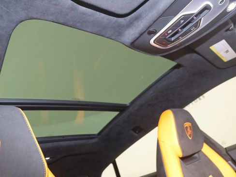 Used 2021 Lamborghini Urus image 12