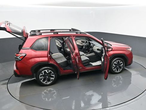 Used 2025 Subaru Forester Premium image 29