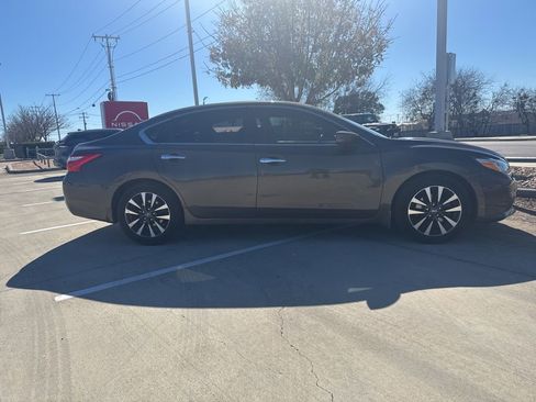 Used 2016 Nissan Altima 2.5 SV image 2