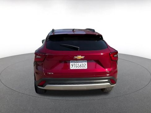 Used 2025 Chevrolet Trax LT FWD image 12