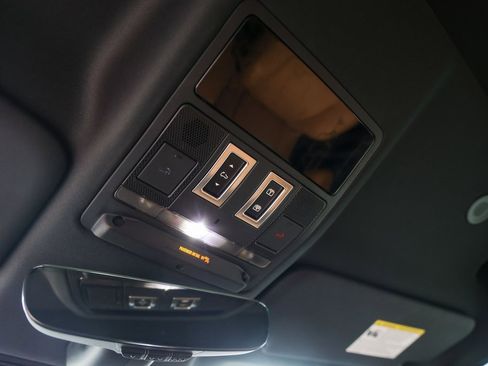 Used 2024 Land Rover Defender 110 SE image 24