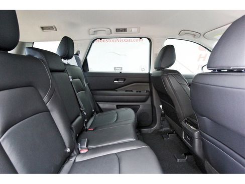 New 2025 Nissan Pathfinder SL image 9