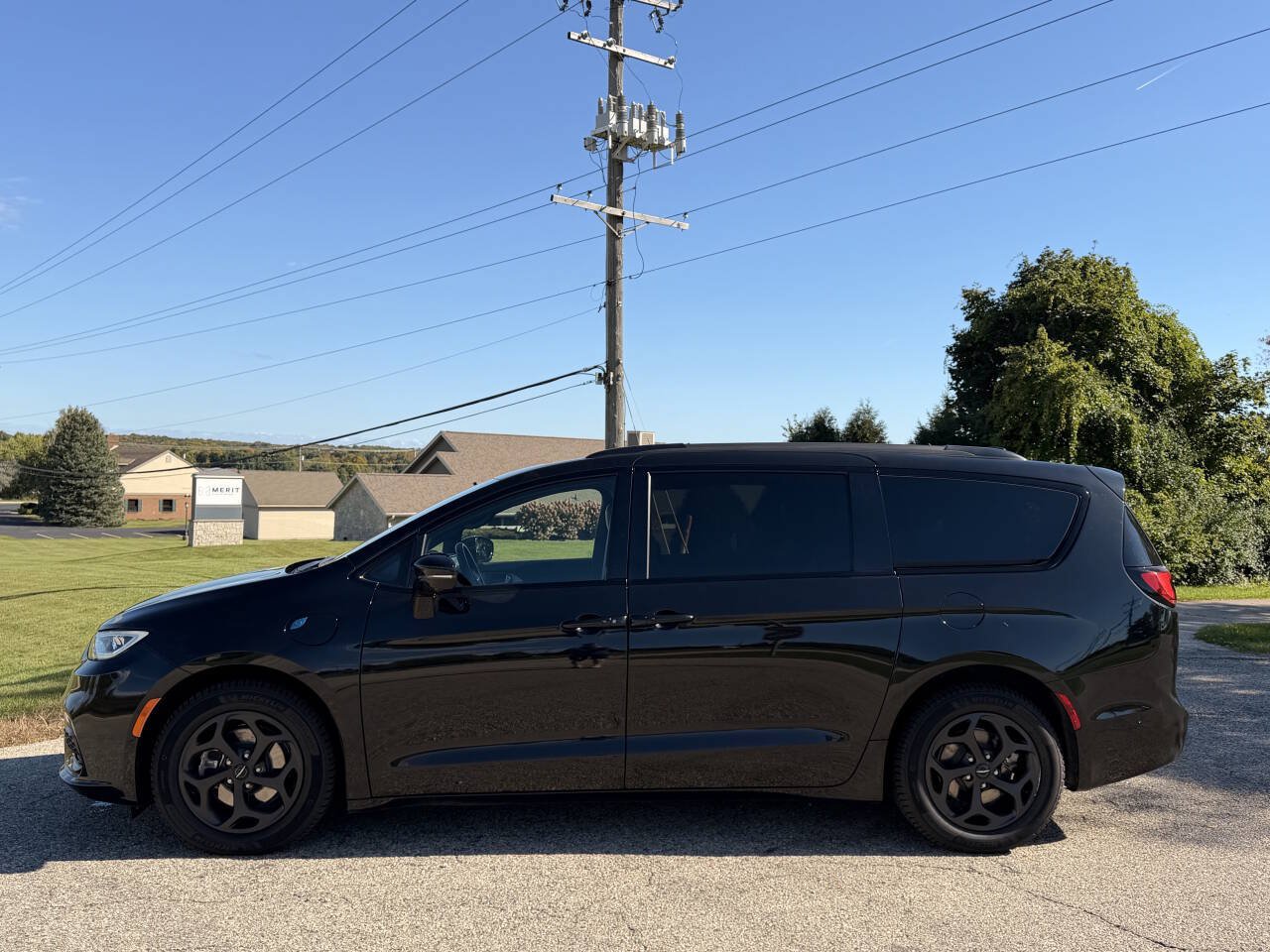 Used 2021 Chrysler Pacifica Limited w/ Premium & Safety Sphere Group FWD image 2