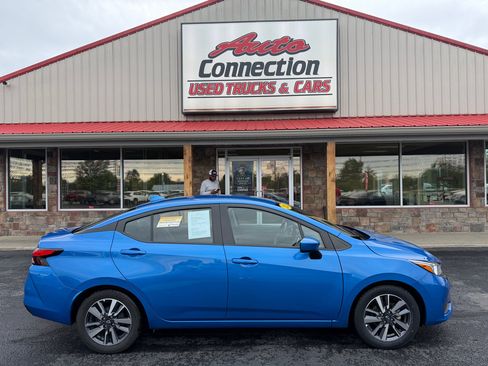 Used 2023 Nissan Versa SV image 3