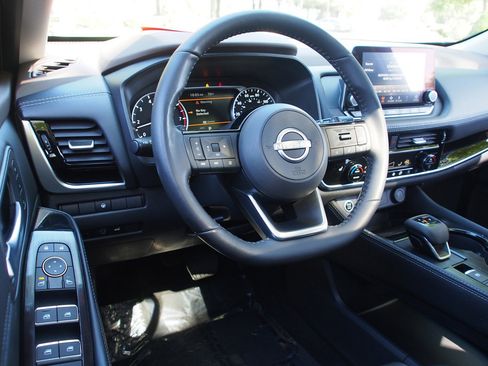 Used 2023 Nissan Rogue SL AWD/4WD image 16